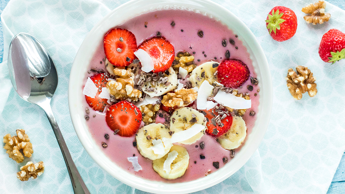Smoothie bowl met banaan en aardbei