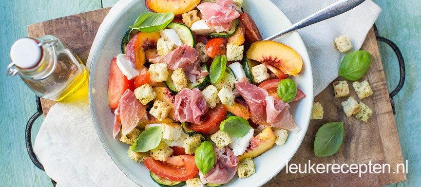 Salade met perzik en tomaat