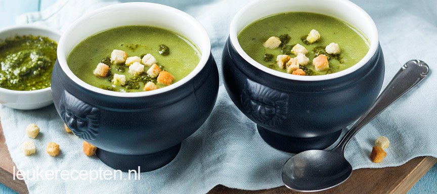 Sperziebonensoep met pesto