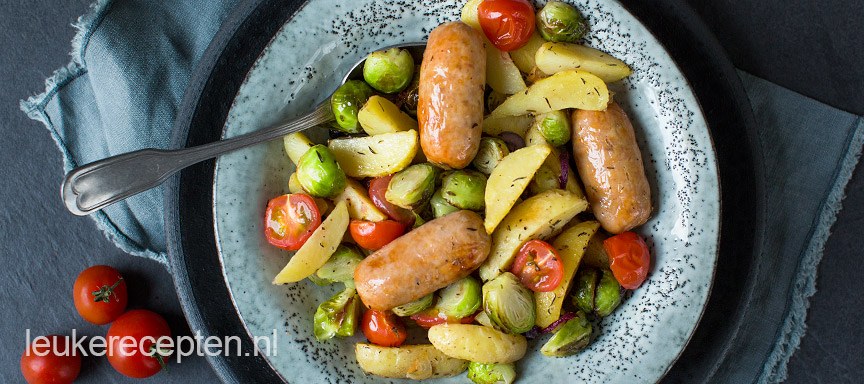 Spruitjes met worst van de bakplaat
