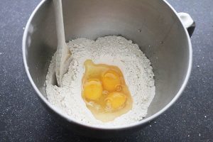 Pannenkoeken maken stap 1: Doe de bloem in een kom en voeg hier zout en de eieren toe