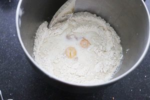 Pannenkoeken maken stap 2: voeg melk toe