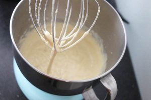 Pannenkoeken maken stap 3: mix tot een egaal beslag