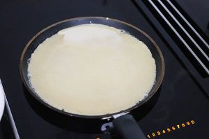 Pannenkoeken bakken stap 5: Bak het beslag aan een kant