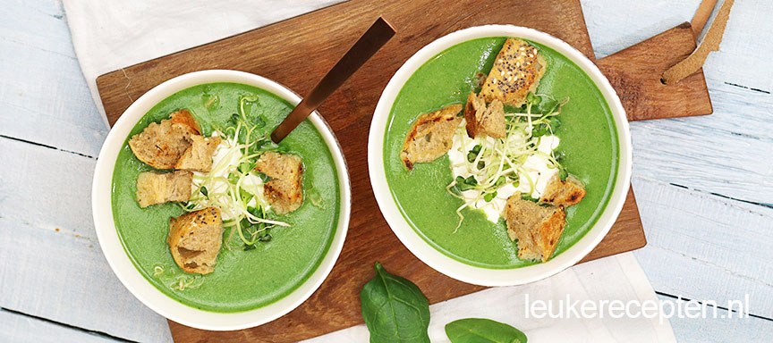 Broccoli spinaziesoep met broodcroutons