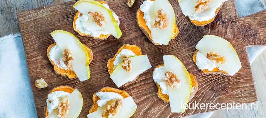 Zoete aardappel toastjes met ricotta en peer