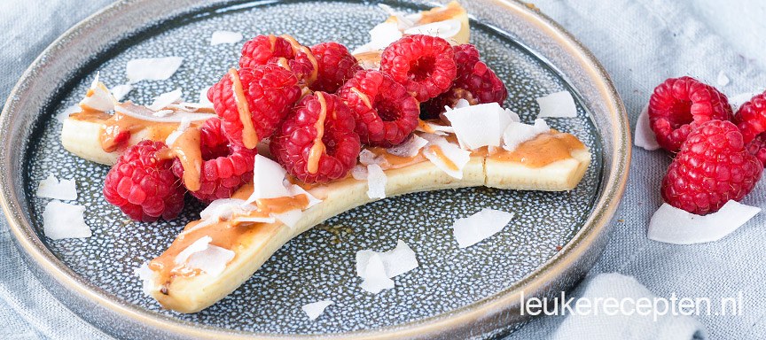 Bananen boot met pindakaas en framboos