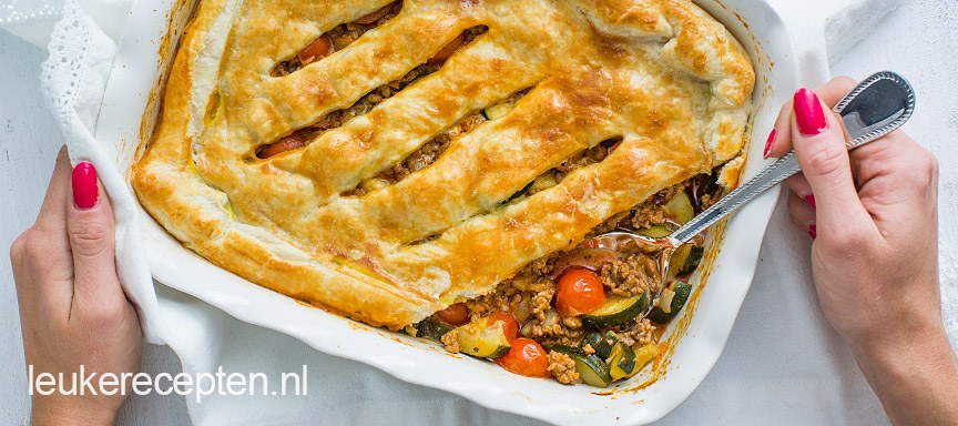 Ovenschotel met gehakt en bladerdeeg