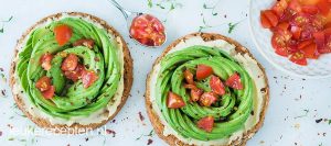 Beschuit met hummus en Avocado roos lwww.leukerecepten.nl
