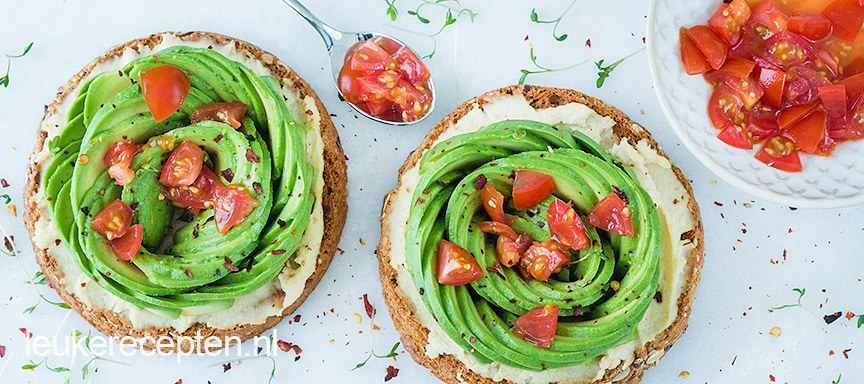 Beschuit met hummus en avocado roos