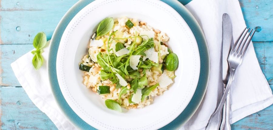 Risotto met courgette en basilicum