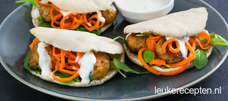 Pita met kruidige kipballetjes en wortel