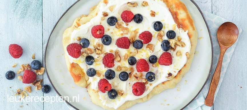 Zoet naanbrood met yoghurt en rood fruit