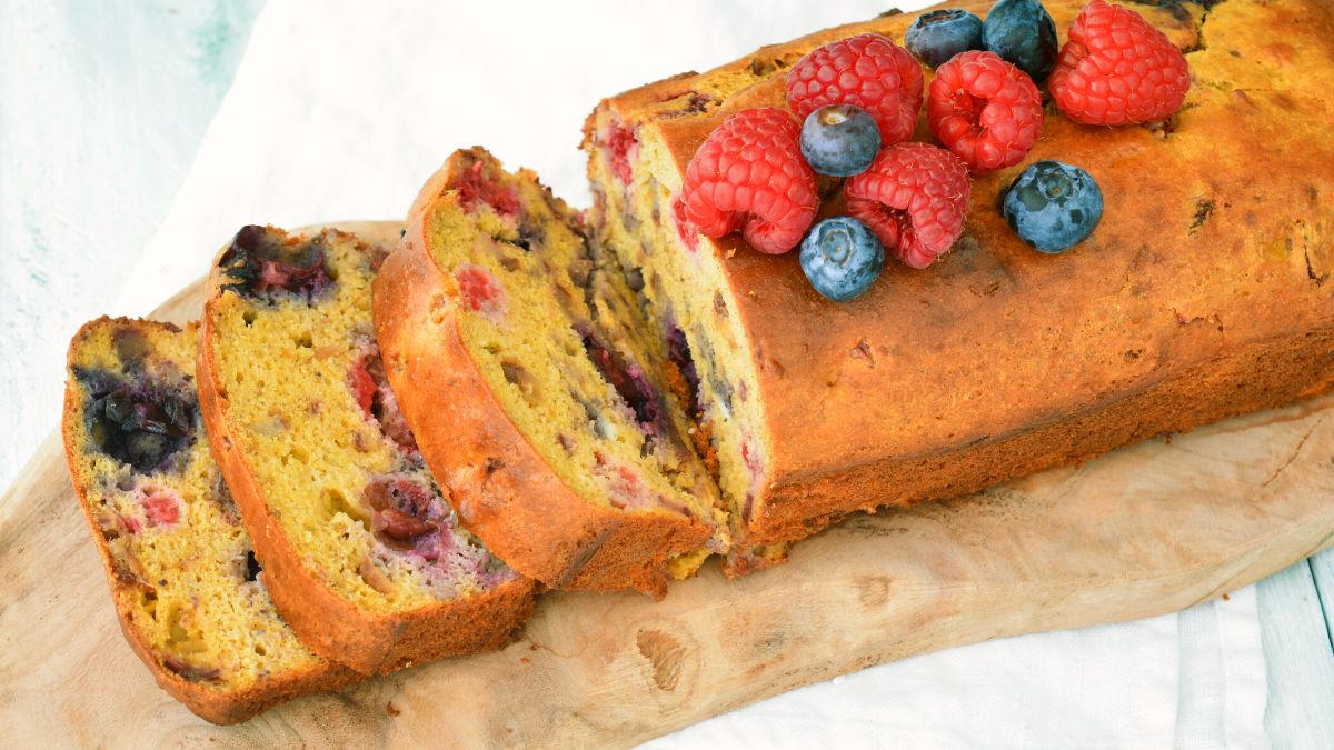 Bananenbrood met rood fruit