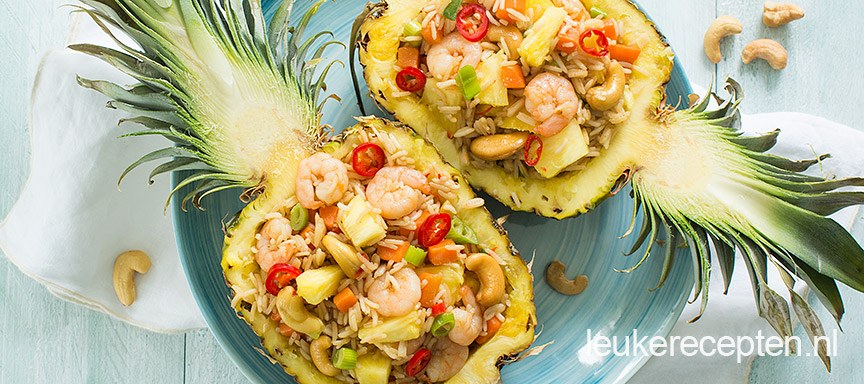 Gevulde ananas met rijst en garnalen