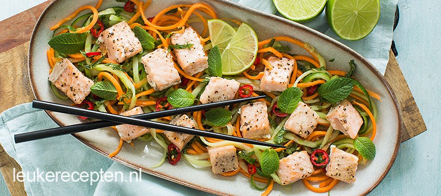 Komkommer noedles met zalm en munt