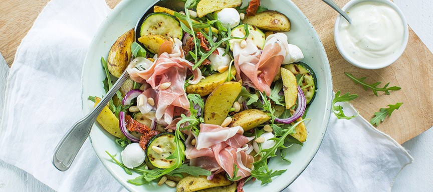 Lauwwarme maaltijdsalade met basilicum aardappeltjes