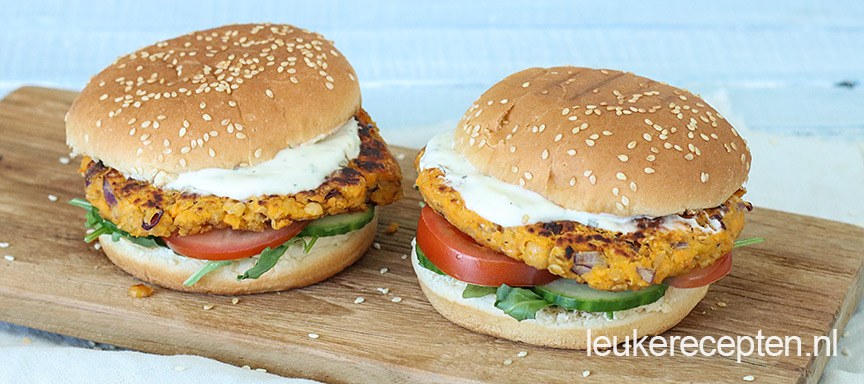 Zoete aardappel burgers met yoghurtsaus