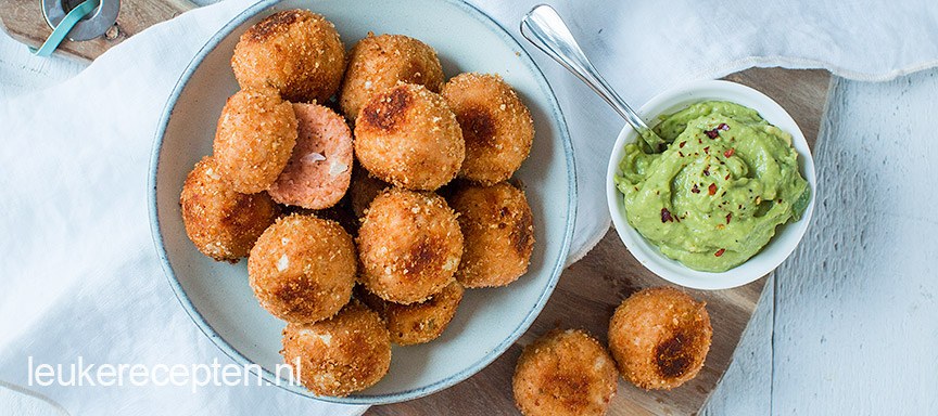 Zalmballetjes met avocadodip