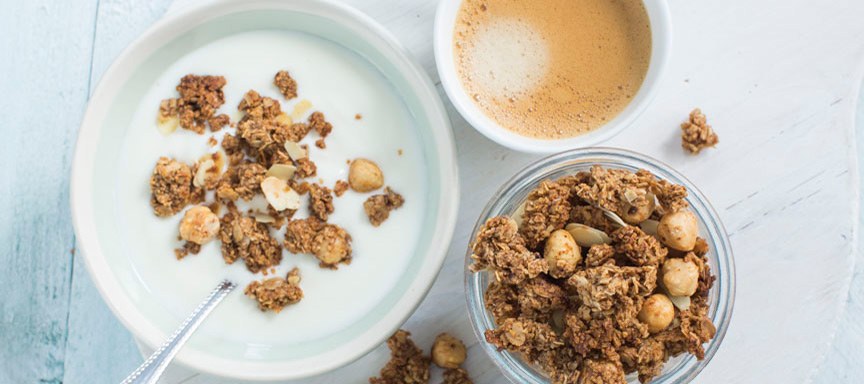 Zelfgemaakte granola met koffie