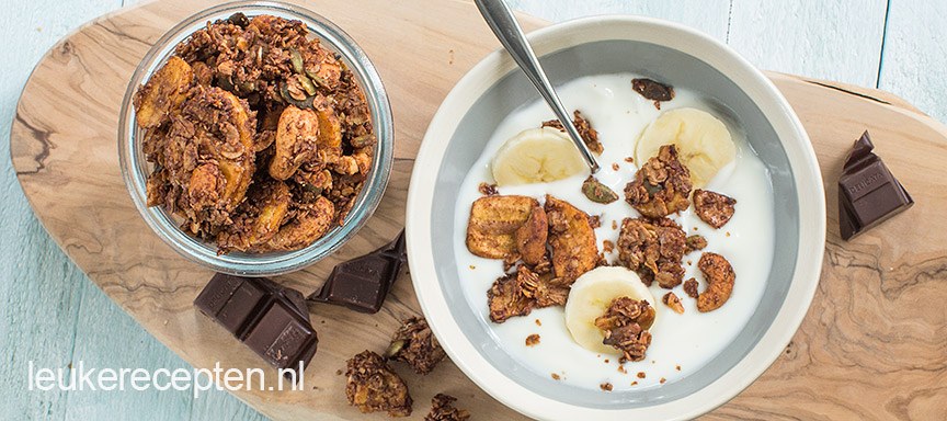 Zelfgemaakte granola met chocolade