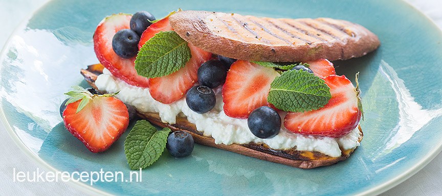 Zoete aardappel sandwich met aardbei