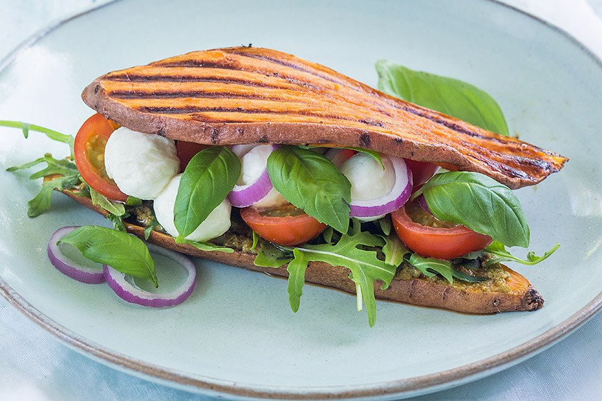 Zoete aardappel sandwich caprese www.leukerecepten.nl