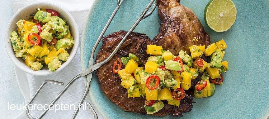 Karbonade van de BBQ met mango salsa