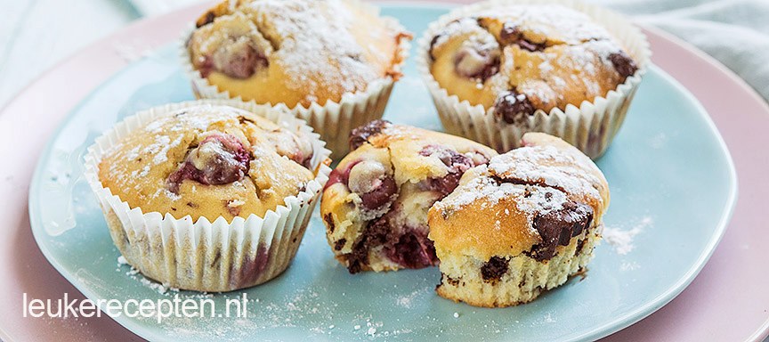Muffins met kersen en chocolade