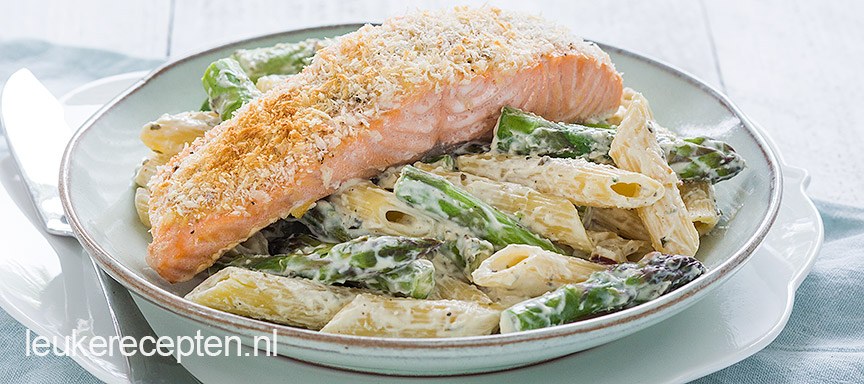 Pasta met asperge en krokante zalm