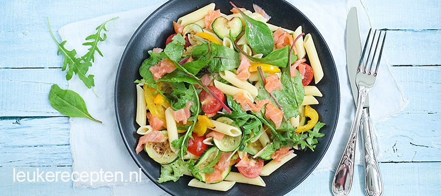 Pastasalade met zalm en gegrilde groenten