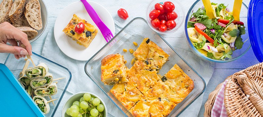 Wraprolletjes, aardappeltortilla en pastasalade voor bij de picknick
