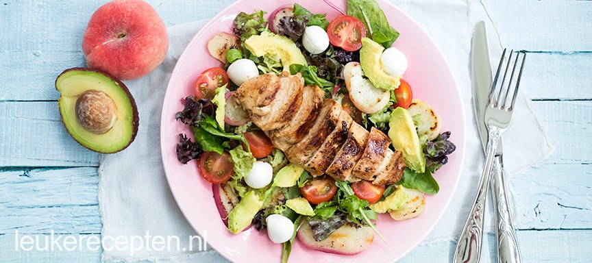 Frisse salade met gegrilde kip en perzik