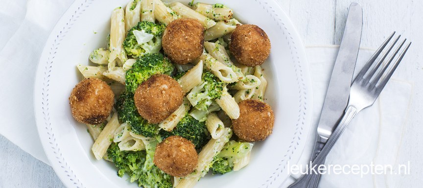 Pasta met broccoli en zalmballetjes
