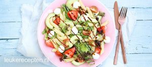 Pastasalade met avocado en aardbeien - www.leukerecepten.nl