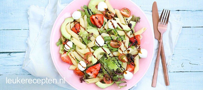 Pastasalade met aardbeien en avocado