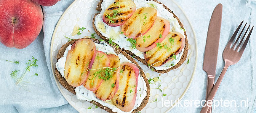 Toast met ricotta en gegrilde perzik