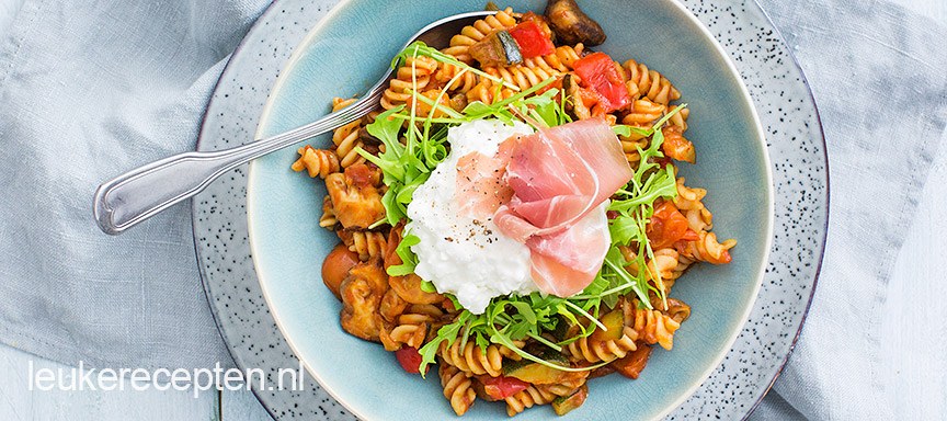 Pasta met groenten en hüttenkäse