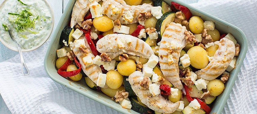 Griekse aardappelschotel met tzatziki