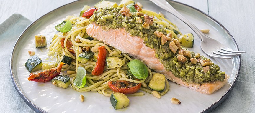 Pasta pesto en zalm met walnotenkorst + 7 tips tegen plakkerige pasta