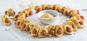Kerstkrans van cocktail worstjes