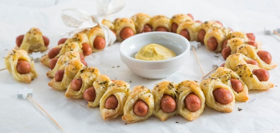 Kerstkrans van cocktail worstjes