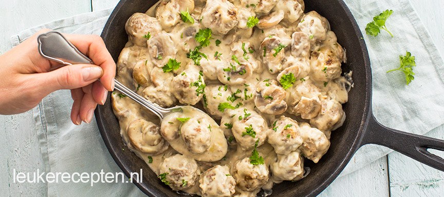 Gehaktballetjes in roomsaus met champignons