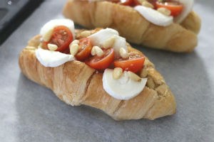 gevulde-croissantjes-met-geitenkaas-en-caprese www.leukerecepten.nl