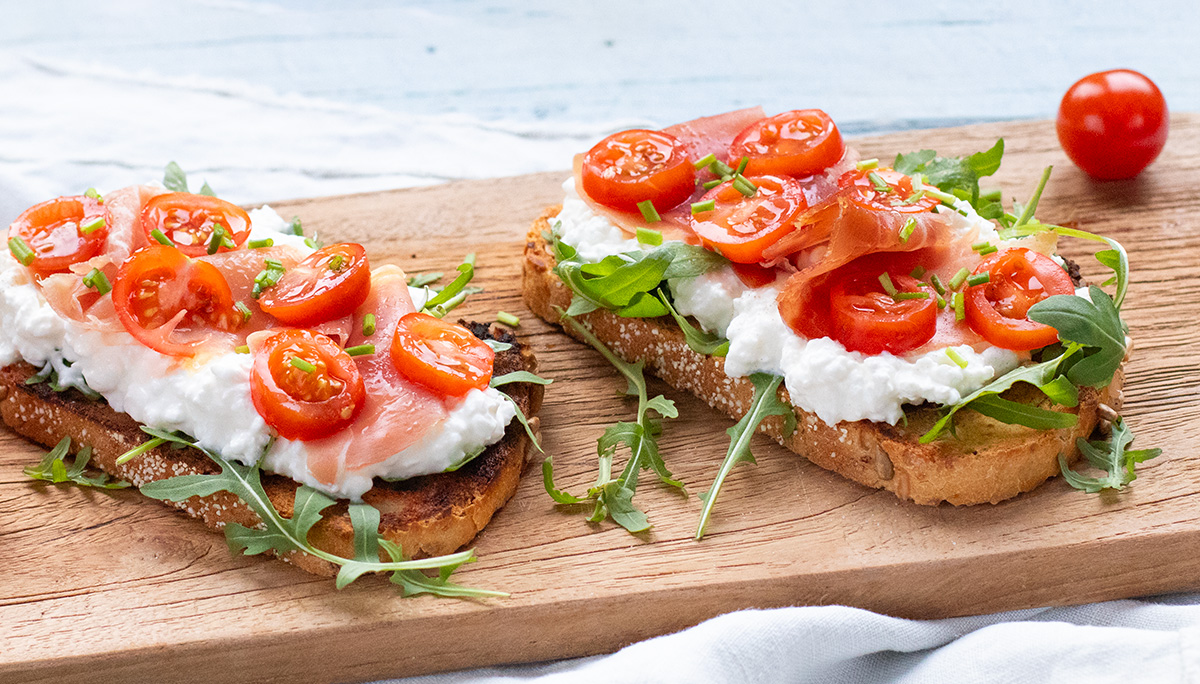 Frisse toast met Hüttenkäse en serranoham
