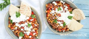 Grieks pannetje met pitabrood, feta en tzatziki - leukerecepten.nl