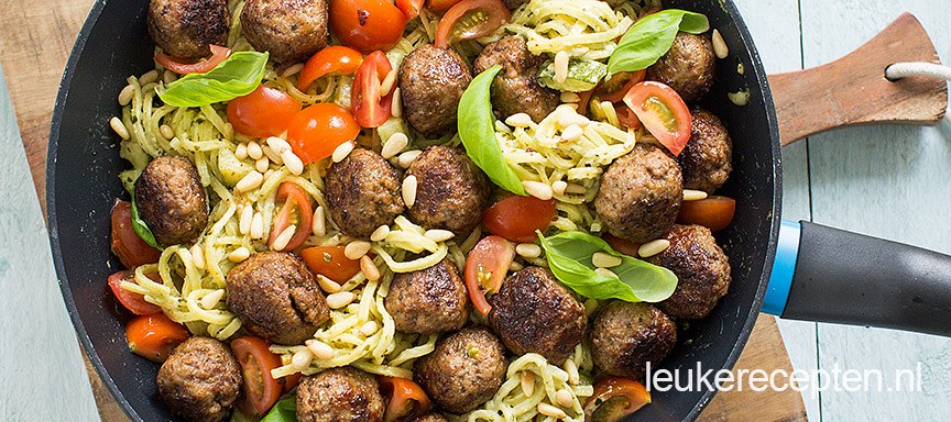 Spaghetti met pesto en gehaktballetjes