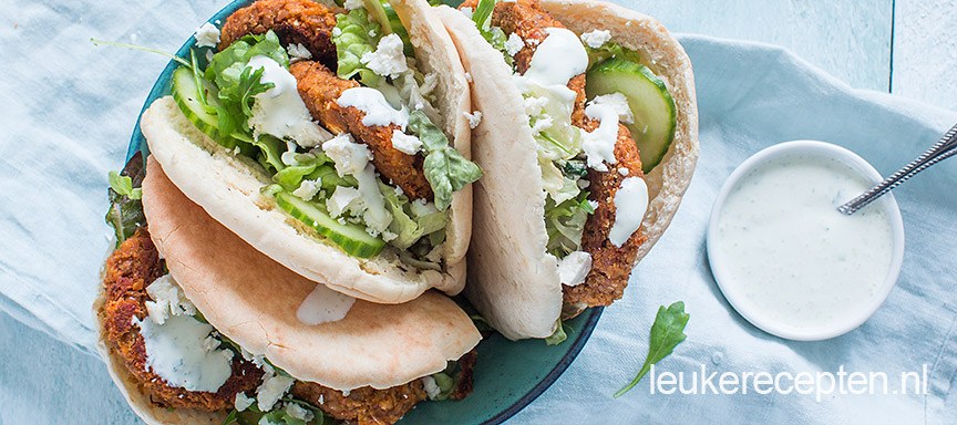 Pita met linzenkoekjes en muntsaus