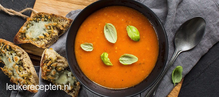 Tomatensoep met pesto broodjes