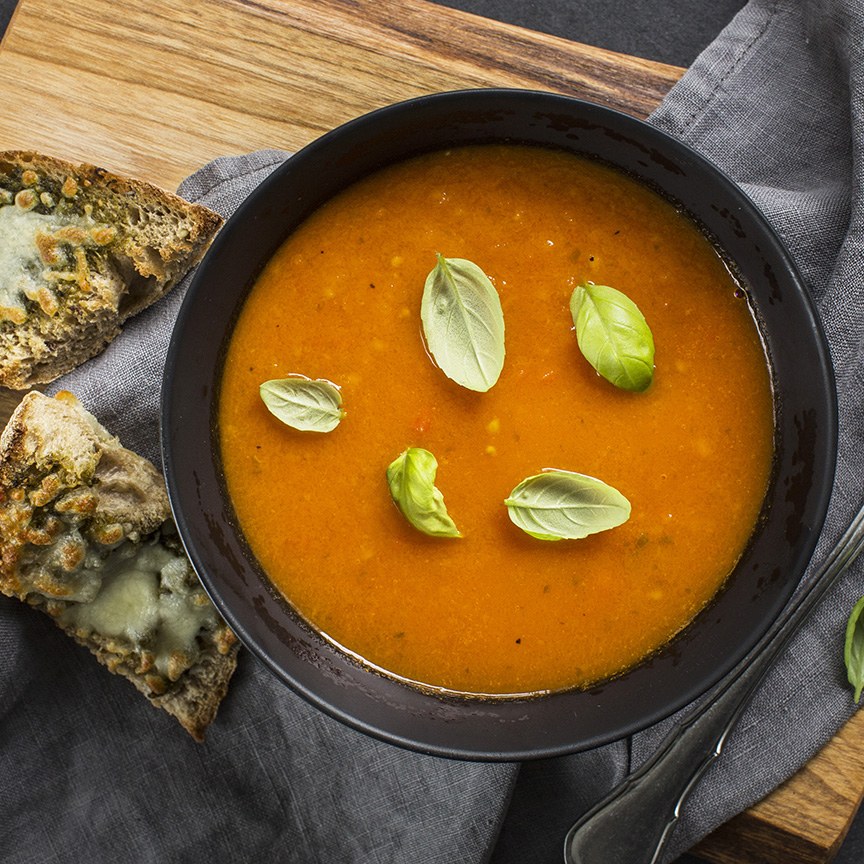tomaten-basilicum-soep-met-pesto-broodjes_V